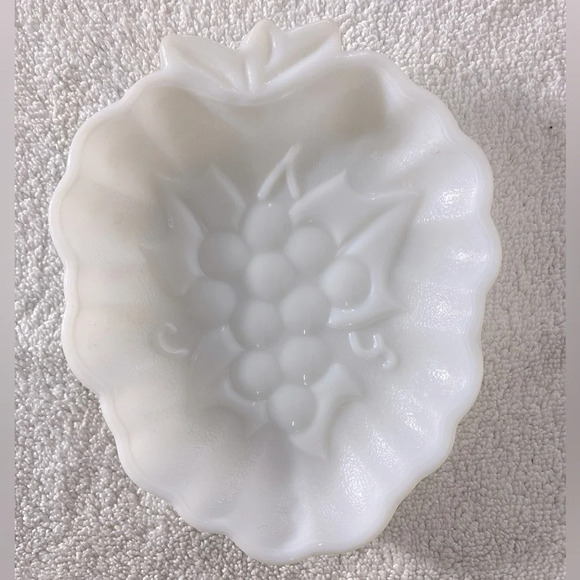 Vintage Milk Glass Grapes Embossed Textured Bowl Dish Snack Dish Trinket Dish - Picture 1 of 10